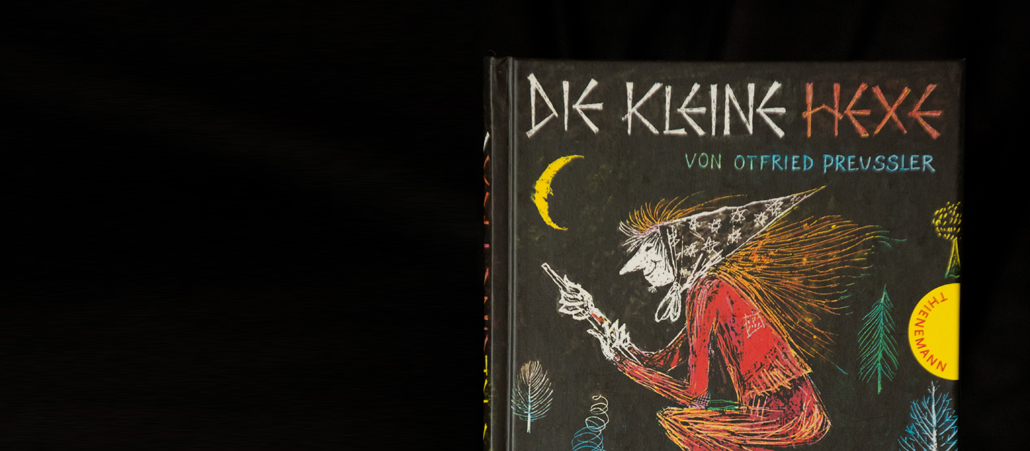 Klaus Willberg, Geschäftsführer der Thienemann Verlag GmbH, hält am 08.01.2013 in Stuttgart (Baden-Württemberg) während eines Fototermins das Kinderbuch «»Die kleine Hexe« von Otfried Preußler in den Händen. Der Begriff "Negerlein" soll in einer überarbeiteten neuen Version des Kinderbuchs ersetzt werden.