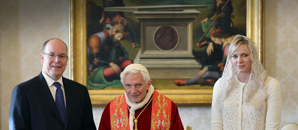 Papst Benedikt XVI. empfängt das monegassische Fürstenpaar Fürst Albert II. und seine Frau Fürstin Charlène bei einer Audienz im Vatikan. Damals trug sie Weiß.