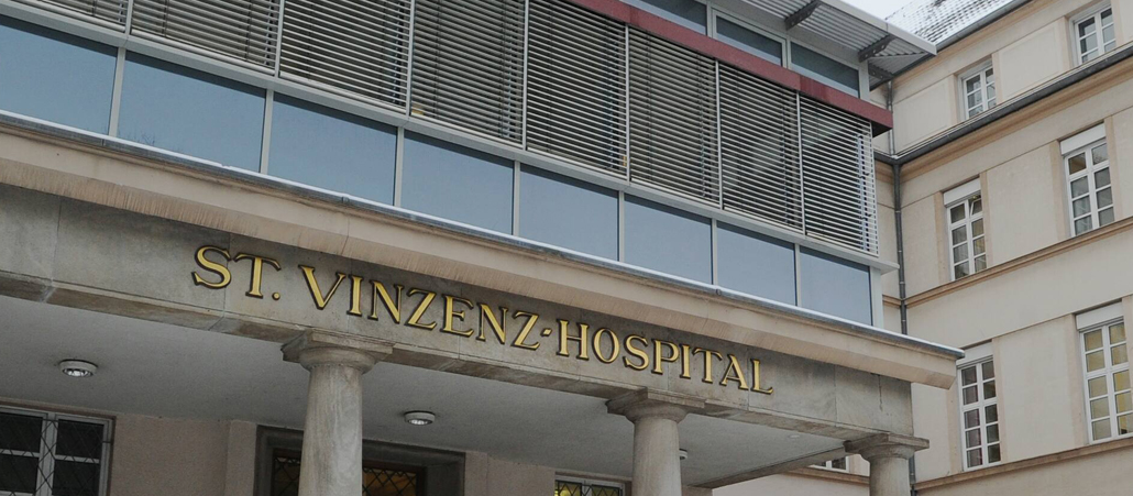 Das Eingangsportal des St. Vinzenz-Hospital in Köln.