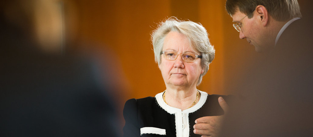 Bundesbildungsministerin Annette Schavan spricht am 30.01.2013 vor der Kabinettssitzung in Berlin mit Kanzleramtsminister Ronald Pofalla.
