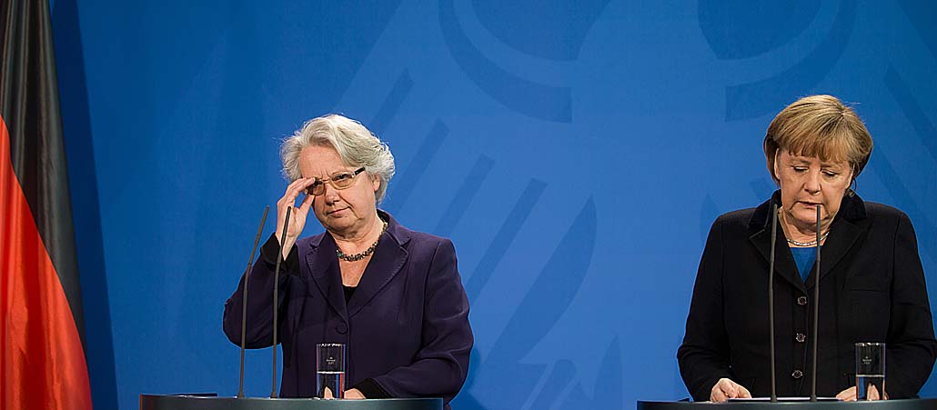 Bildungsministerin Annette Schavan (l.) und Bundeskanzlerin Angela Merkel (beide CDU) bei einer Pressekonferenz zu Schavans Rücktritt als Ministerin am 9. Februar 2013.