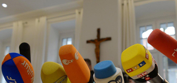 Mikrofone bei einer Pressekonferenz.