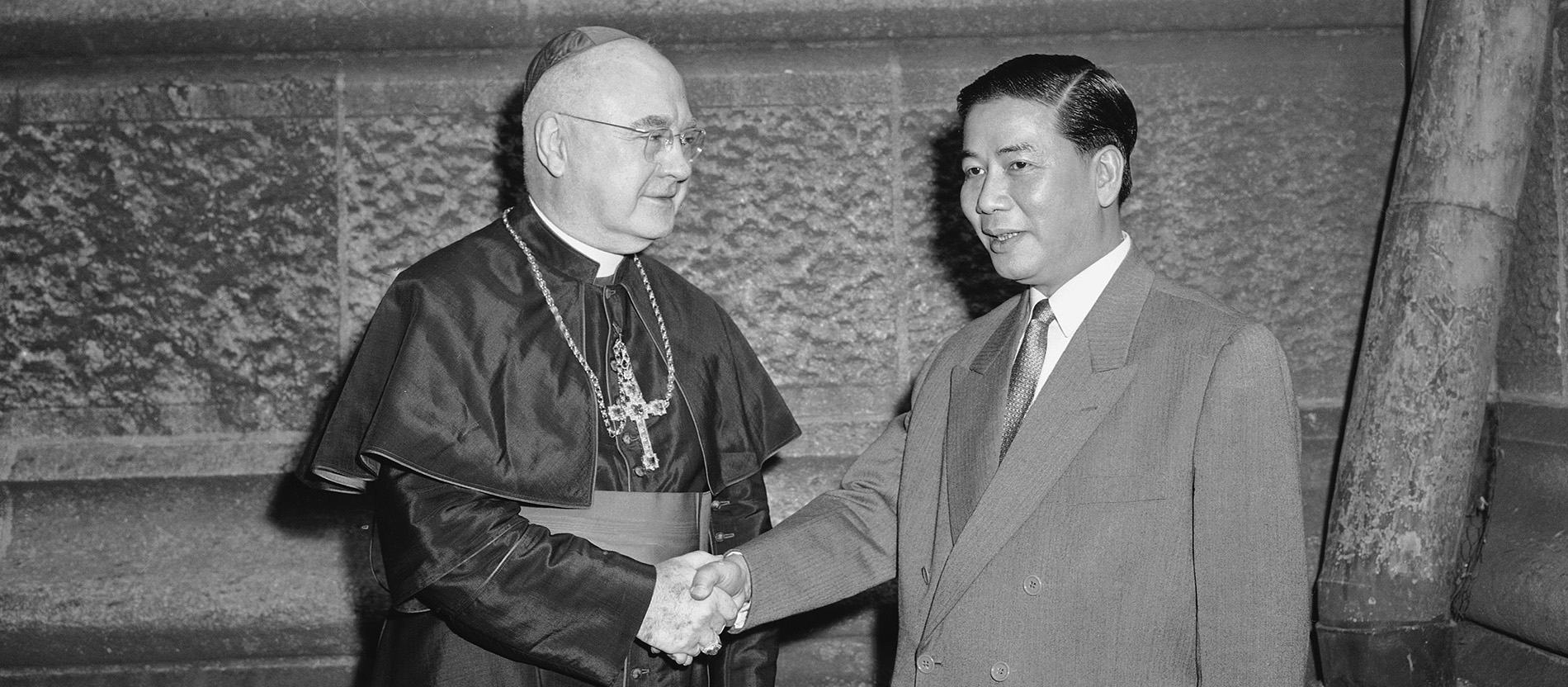 Kardinal Francis Spellman und Präsident Ngô Đình Diệm schütteln sich die Hand