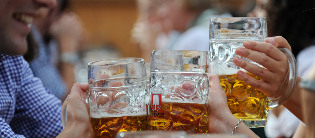 Biergläser stoßen aneinander