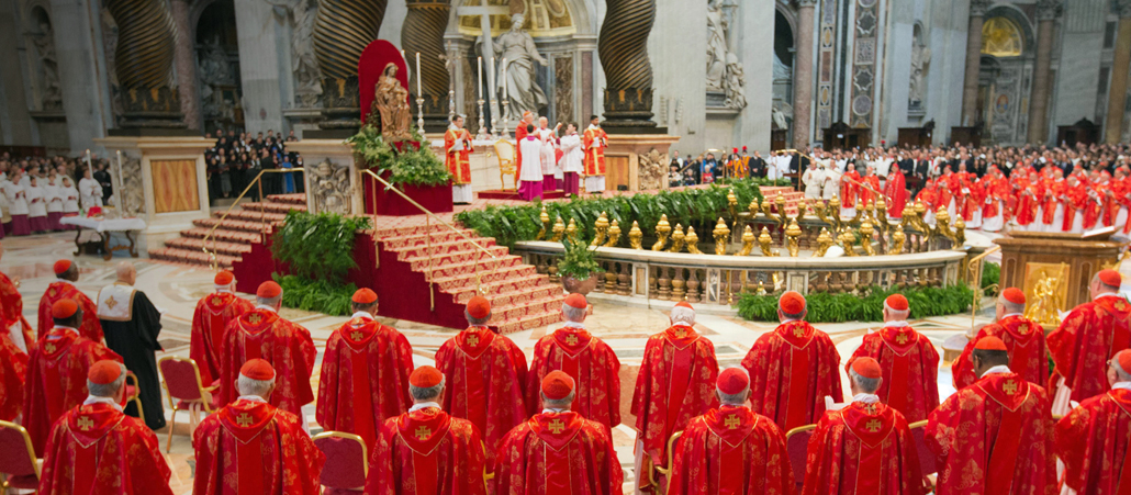 Kardinäle verfolgen am 12.03.2013 im Petersdom im Vatikan die Wahl-Messe «Pro Eligendo Romano Pontifice». Nach der Messe ziehen sich die Kardinäle in die Sixtinische Kapelle zurück und beginnen das Konklave, die Papstwahl für den Nachfolger von Papst Benedikt XVI.