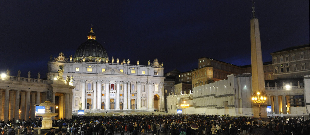 Gläubige am Abend der Papstwahl von Franziskus I. auf dem Petersplatz.