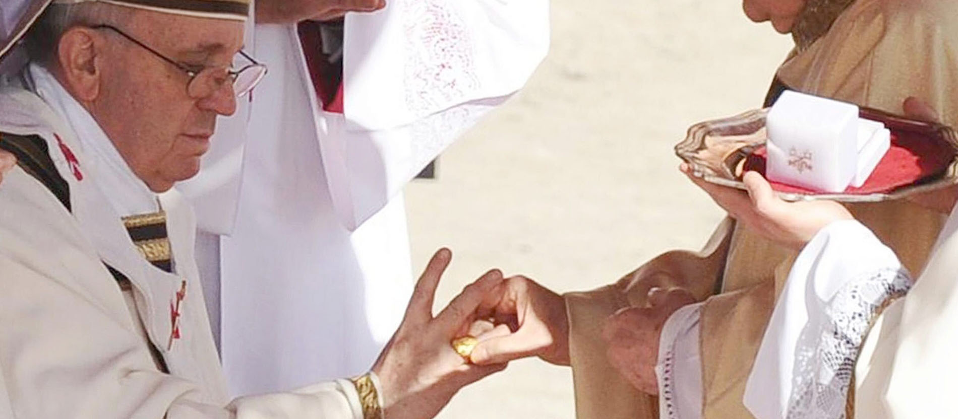 Bei seinem Einführungsgottesdienst am 19. März erhält Papst Franziskus den goldenen Fischerring – oft wurde er damit nicht gesehen.