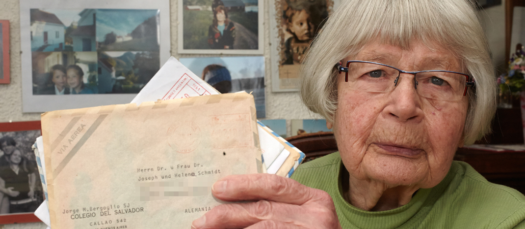 Helma Schmidt zeigt am 21.03.2013 in ihrer Wohnung in Boppard (Rheinland-Pfalz) Briefe , die sie und ihr Ehemann mit Jorge M. Bergoglio, dem heutigen Papst Franziskus gewechselt haben. Bergoglio besuchte 1985 einen zweimonatigen Deutschkurs am Goethe-Institut und wohnte in dieser Zeit im Haus von Familie Schmidt in Boppard.