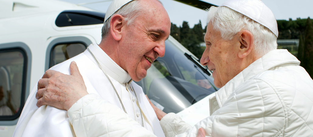 Papst Franziskus hat am 23.03.13 Alt-Papst Benedikt getroffen.