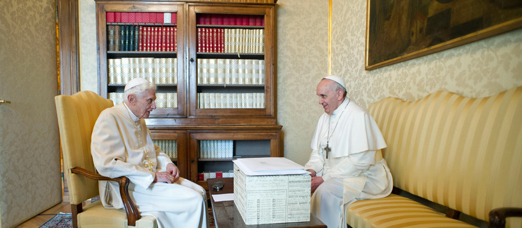 Einen knappen Monat später treffen sich erstmals in der Kirchengeschichte zwei Päpste: Der frisch gewählte Franziskus besucht Benedikt in Castel Gandolfo.