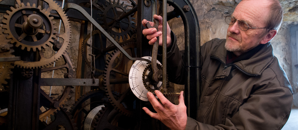 Uhrmachermeister Rolf Zurmöhle kontrolliert das Laufwerk der Turmuhr der St. Jacobi-Kirche. Zurmöhle stellt die Turmuhr bei der Umstellung zur Sommerzeit noch per Hand um.