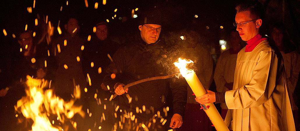 Entzünden der Osterkerze in der Osternacht.