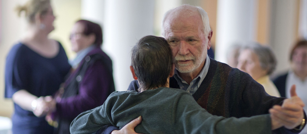 Die an fortgeschrittener Demenz leidende Carmen tanzt am 20.03.2013 im Demenz-Tanzcafé in Schwerin (Mecklenburg-Vorpommern) mit ihrem 69-jährigen Ehemann Peter Dunkelmann einen Tango. Angebote für Demenzkranke und ihre Angehörigen sind bislang dünn gesät.