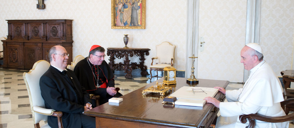 Nikolaus Schneider, Ratsvorsitzender der Evangelischen Kirche in Deutschland (EKD), trifft im April 2013 Papst Franziskus. Mit dabei: Der vatikanische Ökumenebeauftragte Kardinal Kurt Koch.