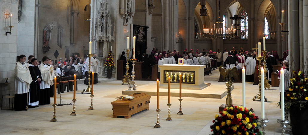 Der Sarg des verstorbenen Bischofs Reinhard Lettmann steht am 26.04.2013 in Münster (Nordrhein-Westfalen) in den Dom zu Münster vor dem Altar. Der frühere Bischof von Münster, Reinhard Lettmann, wird im Dom zu Münster beigesetzt. Der Altbischof war am 16. April im Alter von 80 Jahren auf einer Pilgerreise in Bethlehem gestorben.
