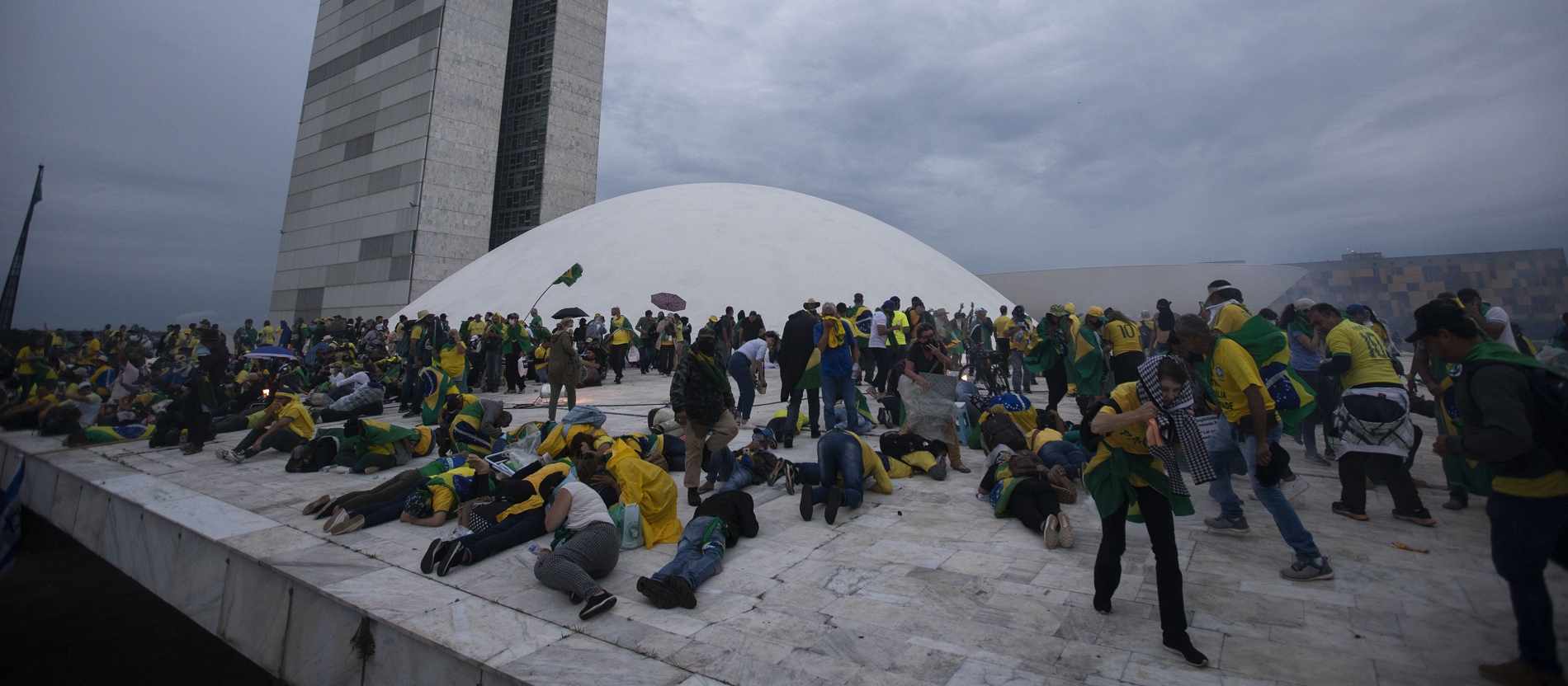 Unterstützer des ehemaligen Präsidenten Jair Bolsonaro in einer Auseinandersetzung mit der Polizei