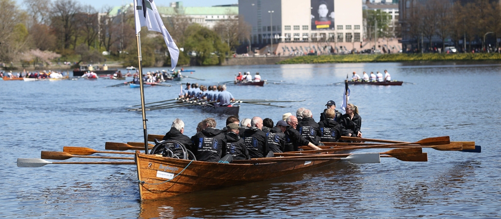 Ein Pilgerboot mit einer Kirchentagsflagge auf der Alster in Hamburg.