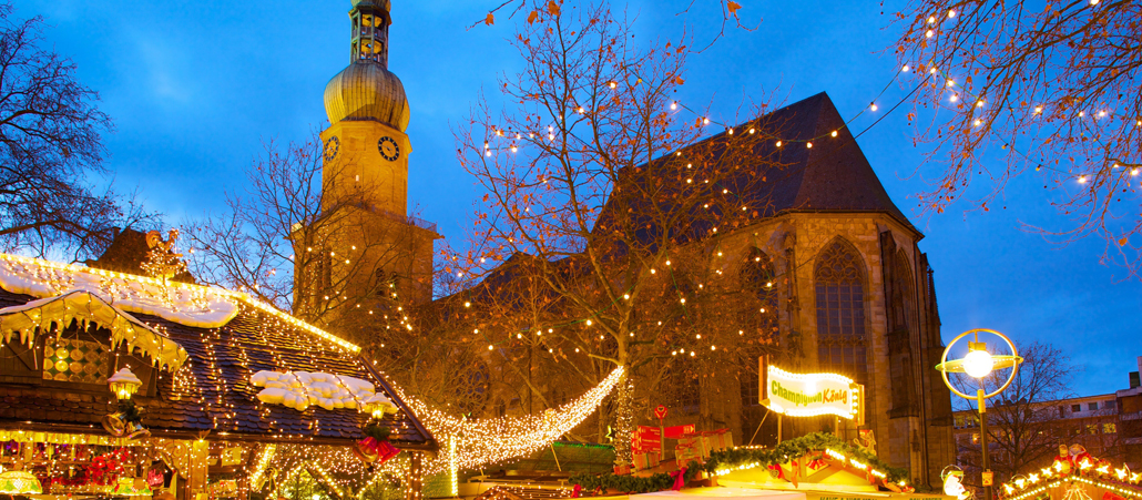 Die Reinoldikirche über dem Dortmunder Weihnachtsmarkt.