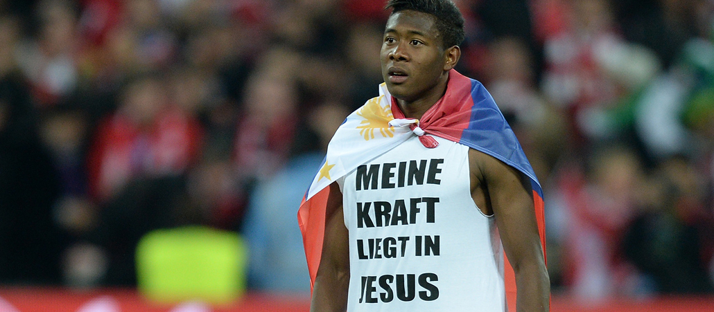 David Alaba mit einem T-Shirt MEINE KRAFT LIEGT IN JESUS
