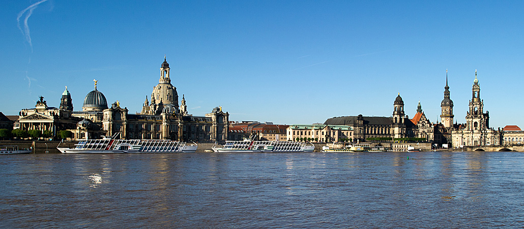 Das Elbufer in Dresden (Sachsen) während des Hochwassers.