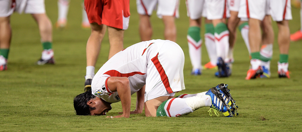 Der Iraner Andranik Teymourian bedankt sich nach der erfolgriechen Qualifikation bei Allah.