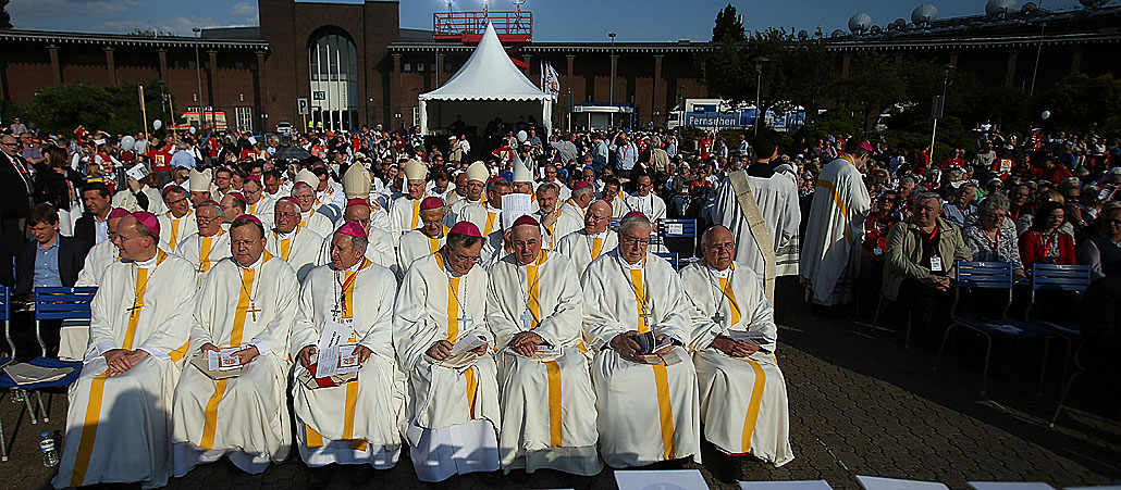 Bischöfe beim Eröffnungsgottesdienst des Eucharistischen Kongresses am 5. Juni 2013 in Köln.
