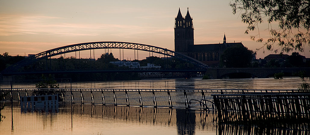 Die über die Ufer getretene Elbe in Magdeburg während der Flutkatastrophe im Juni 2013.
