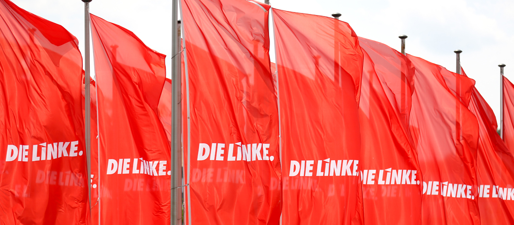 Fahnen mit dem Logo der Linken wehen am 15.06.2013 beim Bundesparteitag in Dresden (Sachsen) im Wind.