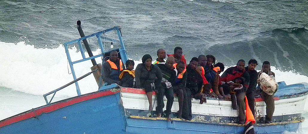 Flüchlinge aus Afrika in einem kleinen Schiff auf der gefährlichen Überfahrt nach Europa.