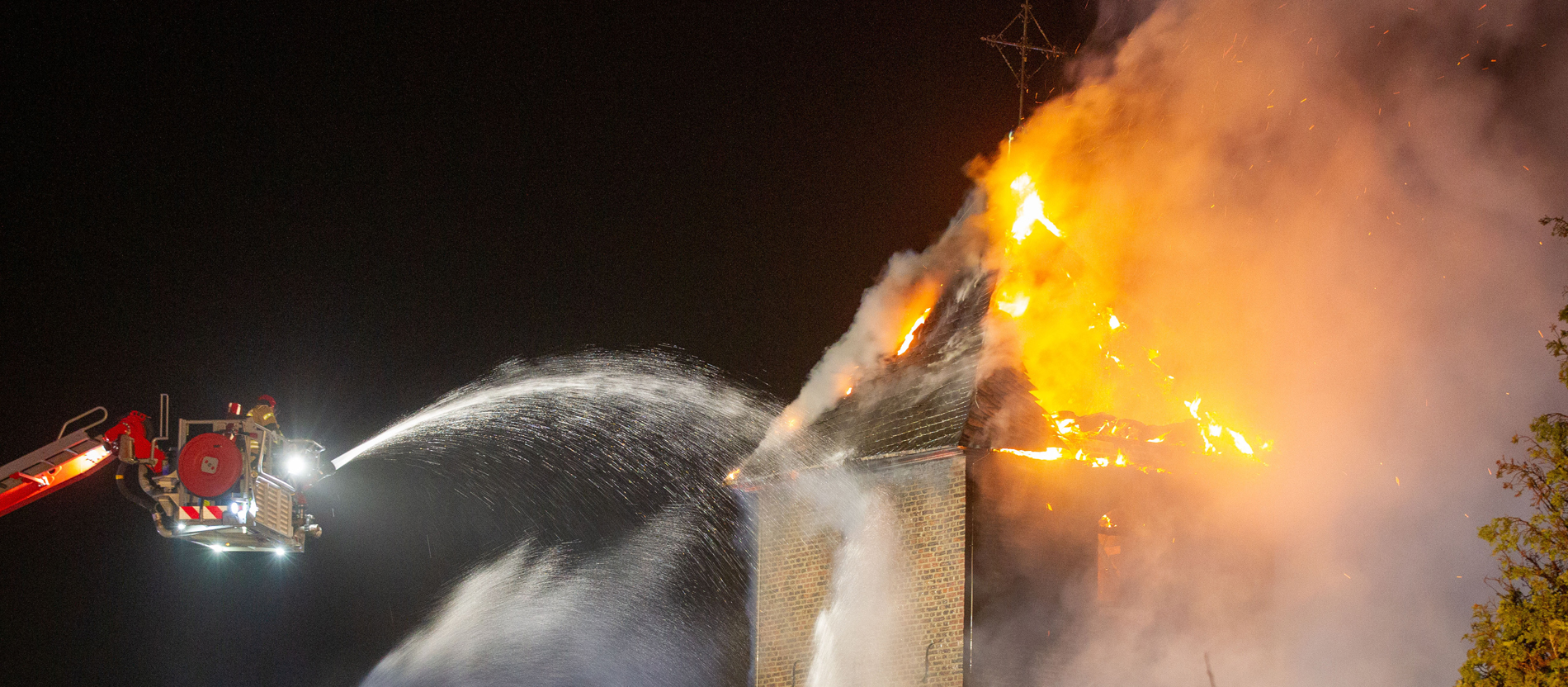 Kirche Sankt Lambertus in Merzenich durch Feuer komplett zerstört