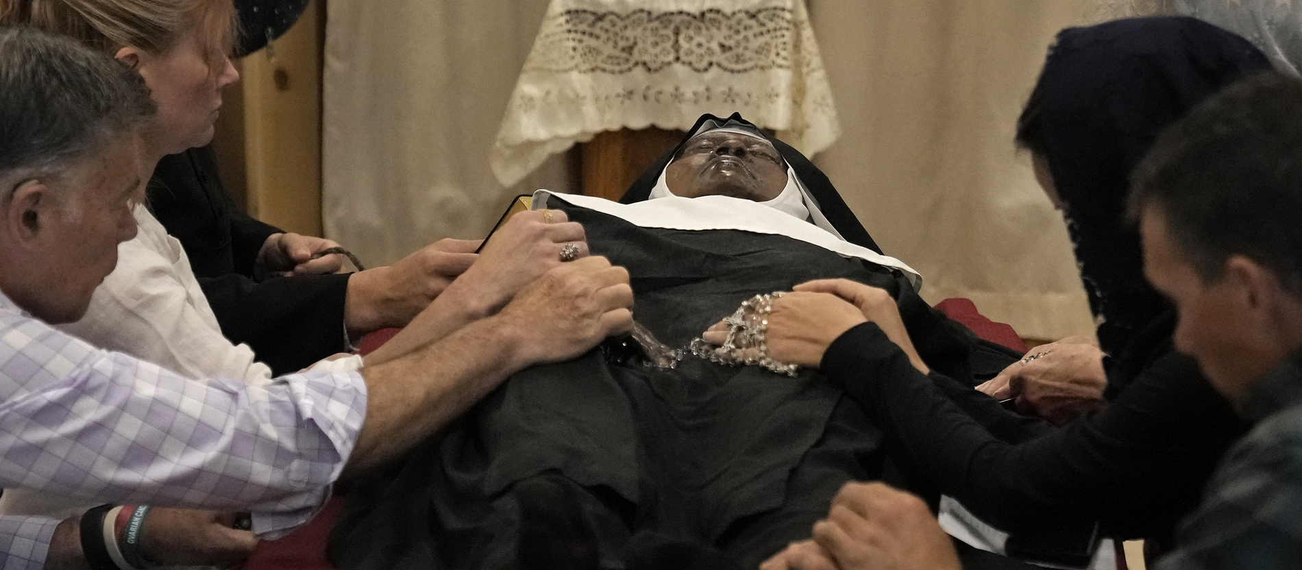 Gläubige beten am Leichnam der verstorbenen Ordensfrau Wilhelmina Lancaster