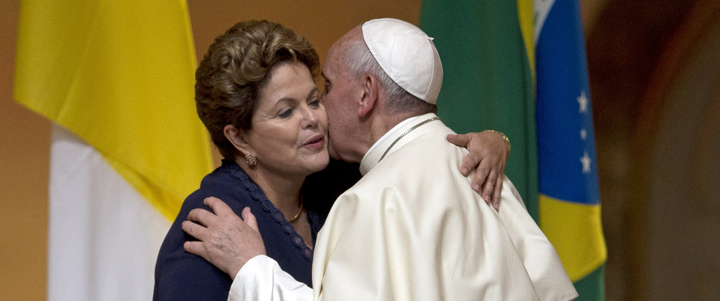 Dilma Rousseff begrüßt Papst Franziskus