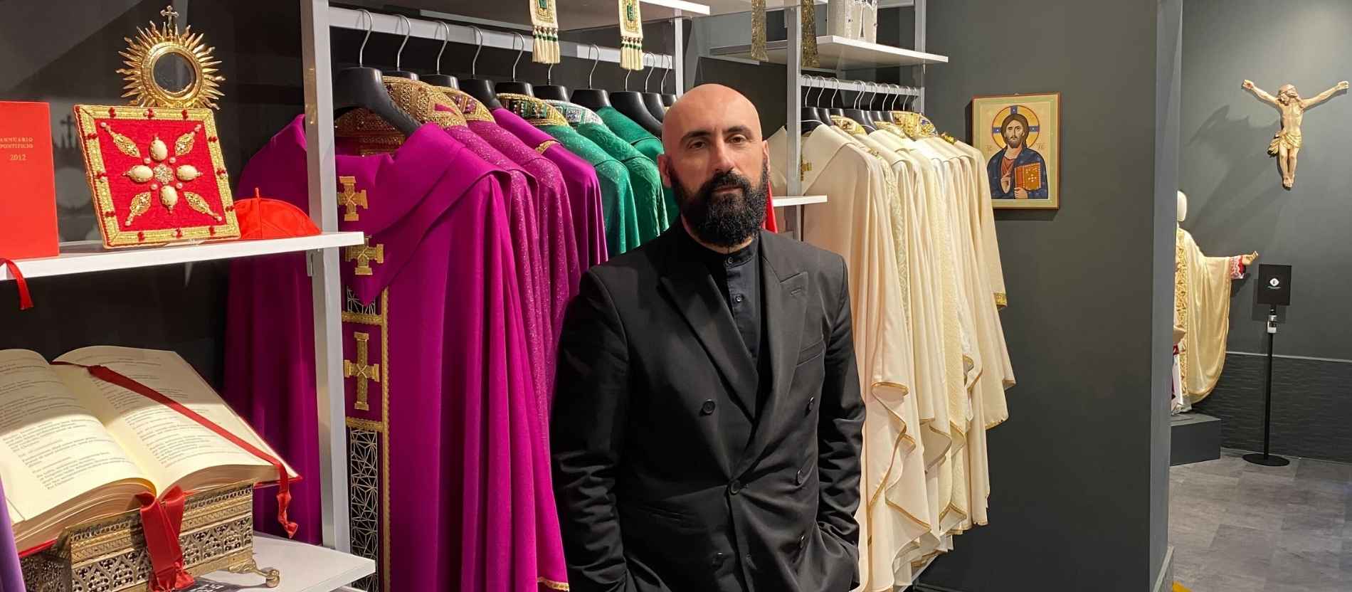 Papst-Schneider Filippo Sorcinelli steht in seinem Store in Rom.