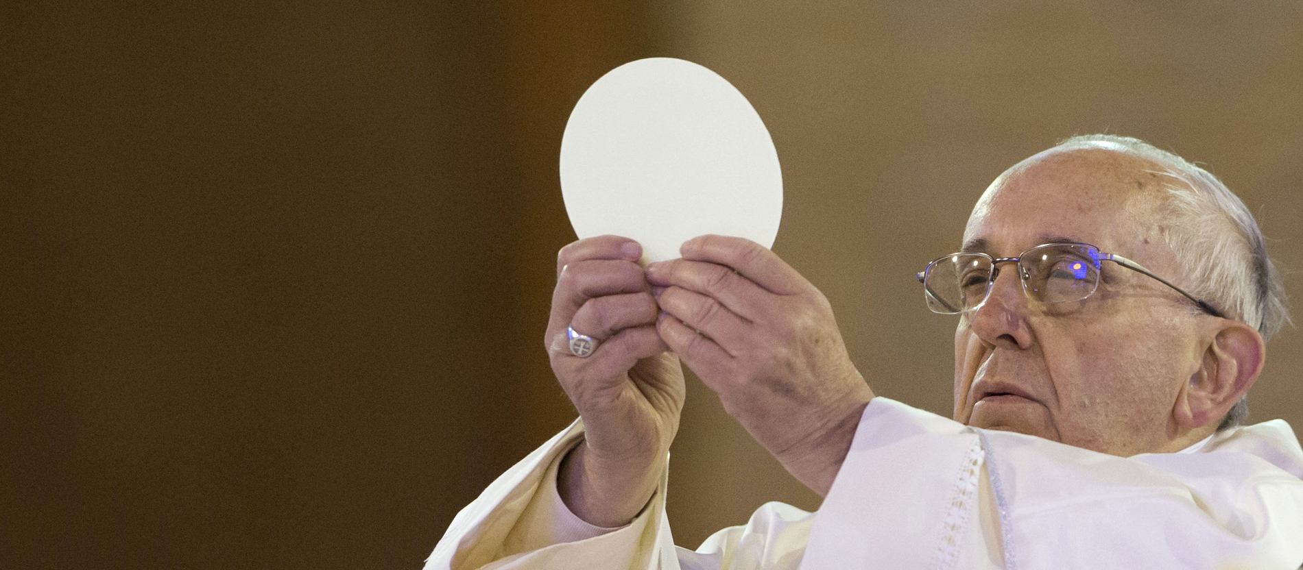 Papst Franziskus hält eine Hostie in die Luft