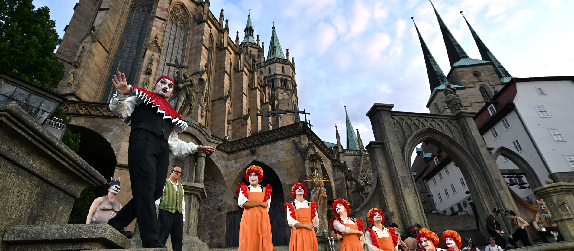 Solisten und Chor proben eine Szene der Oper "Fausts Verdammnis" von Hector Berlioz für die Domstufen-Festspiele in Erfurt vor der Kulisse des Mariendoms und St. Severi.