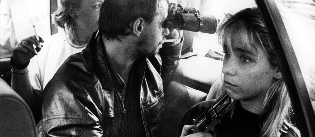 Dieter Degowski bedroht am 18.08.1988 in Köln die Geisel Silke Bischoff mit einer Waffe.