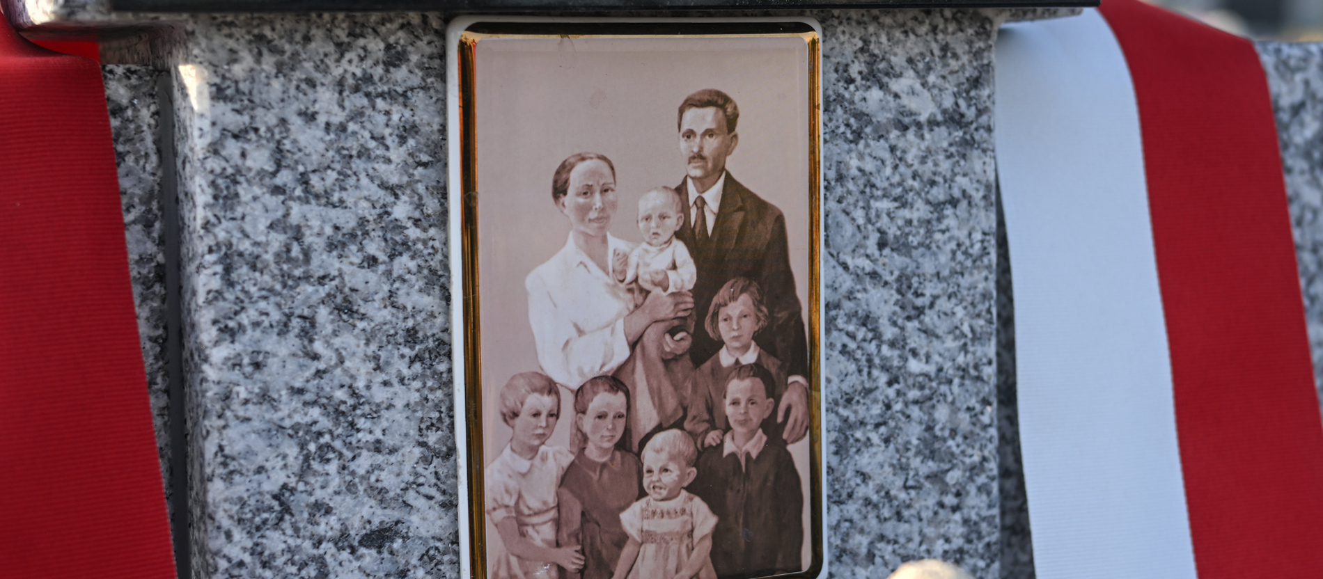 Der Grabstein zeigt die Familie Ulma mit sechs Kindern und der schwangeren Mutter