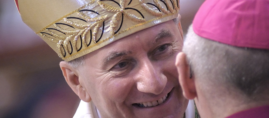 Das Bild zeigt Parolin im Gespräch mit einem anderen Bischof.