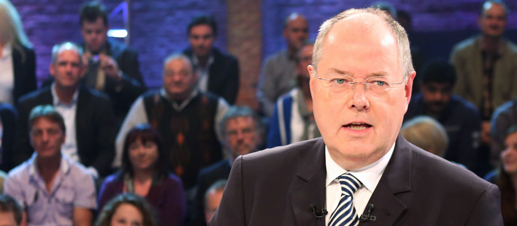 Kanzlerkandidat der SPD, Peer Steinbrück, spricht mit sachlichem Gesichtsausdruck in einem TV-Studio