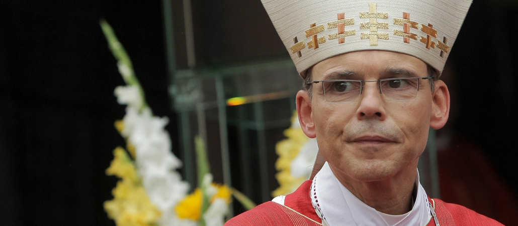 Zum Abschluss des Kreuzfestes im Bistum Limburg fand im Innenhof einer Mädchenschule in Königstein ein Pontifikalamt mit Bischof Tebartz-van Elst und Kurienkardinal Lajolo statt.