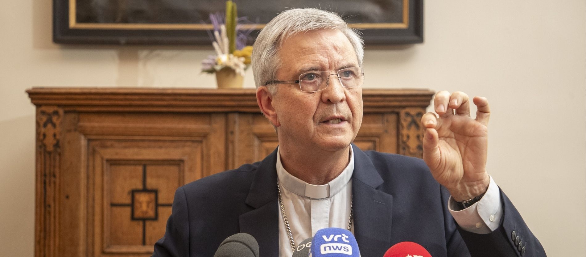 Der Bischof von Antwerpen, Bischof Johan Bonny, bei einer Pressekonferenz.