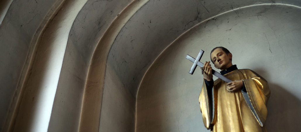 Heiligenfigur in einem Gewölbe