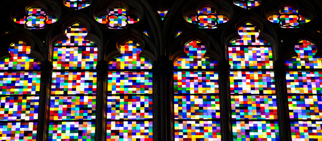 Ein großes Kirchenfenster aus bunten Glassteinen