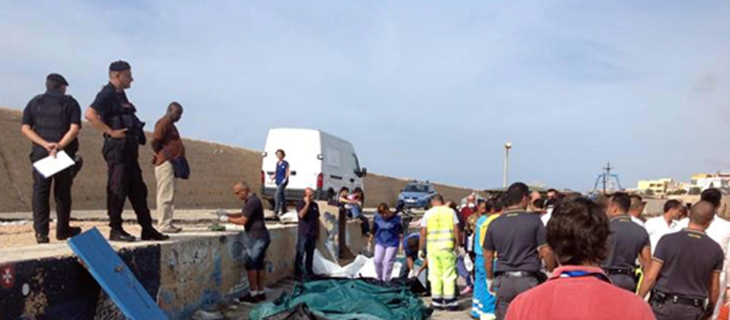 Helfer bergen Tote und Überlebende des Flüchtlingsunglücks in Lampedusa am 03.10.13.