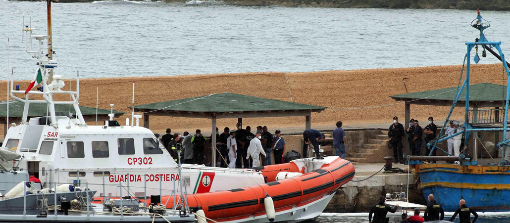 Blick auf den Hafen mit Rettungsbooten