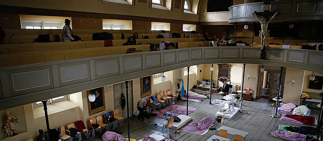 Afrikanische Flüchtlinge, die zuvor auf der italienischen Flüchtlingsinsel Lampedusa waren, sind in der St.-Pauli-Kirche in Hamburg untergekommen.