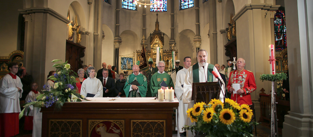 Mit einem bewegenden Gottesdienst haben die Menschen im alten Braunkohleort Immerath Abschied von ihrer Kirche St. Lambertus genommen. Der Tagebau Garzweiler verdrängt die Gläubigen und ihr Gotteshaus.