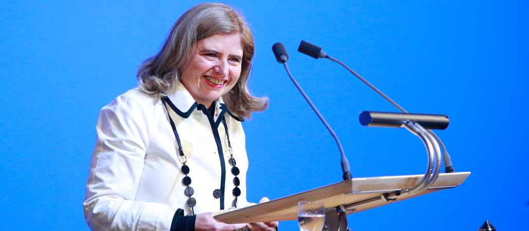 Die Schriftstellerin Sibylle Lewitscharoff freut sich bei der Verleihung des Georg-Büchner-Preises. 