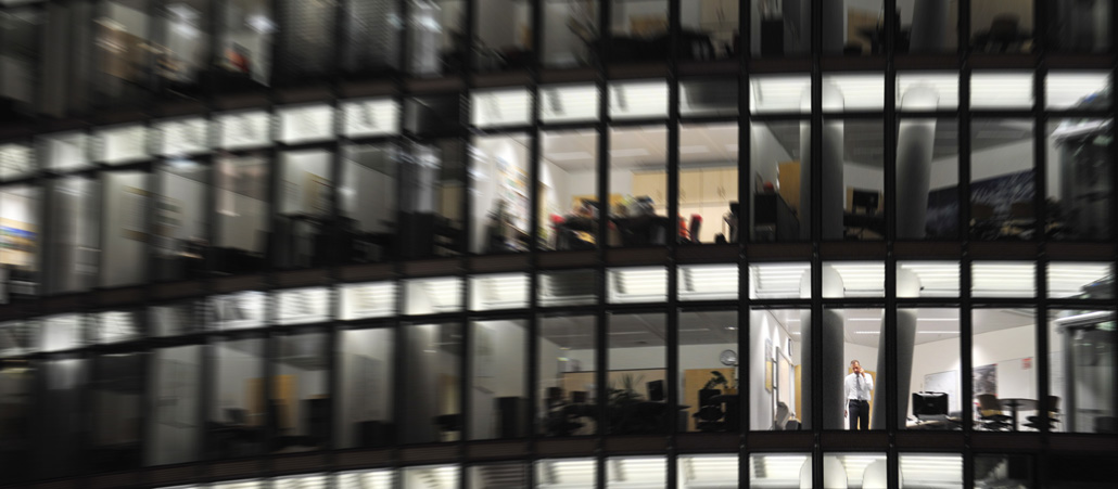 Mehrere Etagen eines Bürogebäudes mit Glasfassade.