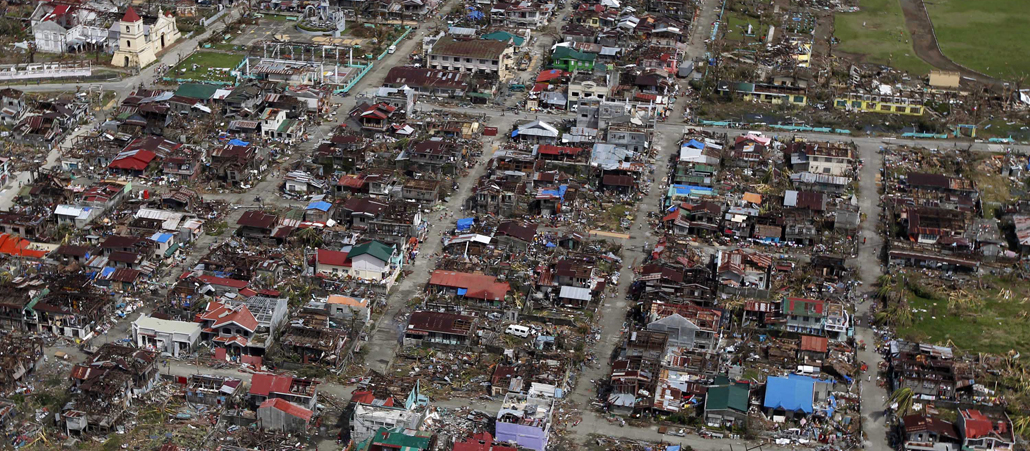 Luftaufnahme einer zerstörten Häusersiedlung auf den Philippinen.